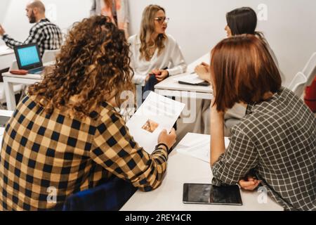 Due colleghi, uomini e donne, che leggono problemi al progetto. Concetto di risoluzione dei problemi Foto Stock