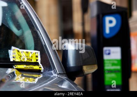 Il Consiglio ha emesso un biglietto PNC per il parcheggio sul parabrezza di Manchester Foto Stock