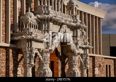 Il tempio indù di Oldham progettato da LTS Architects, il Tempio Shree Swaminarayan con un ingresso decorato Foto Stock