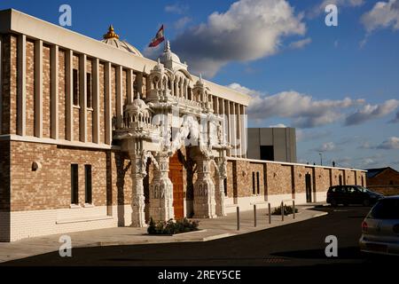 Il tempio indù di Oldham progettato da LTS Architects, il Tempio Shree Swaminarayan con un ingresso decorato Foto Stock