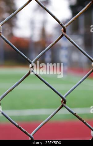 Primi piani dei posti nello stadio dietro la recinzione Foto Stock