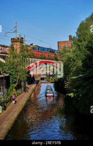 Il centro di Manchester e il canale di Rochdale nell'area delle chiuse di Deansgate vicino a Castlefield Foto Stock