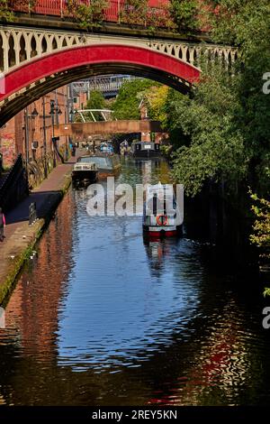 Il centro di Manchester e il canale di Rochdale nell'area delle chiuse di Deansgate vicino a Castlefield Foto Stock