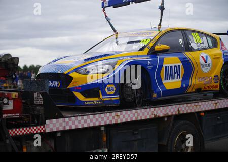 Dalton on Tees, 30 luglio 2023. La NAPA Racing UK Ford Focus ST MK.III di Ashley Sutton è tornata ai box dopo un incidente durante il round 18 del British Touring Car Championship sul Croft Circuit. Crediti: Colin Edwards/Alamy Live News Foto Stock