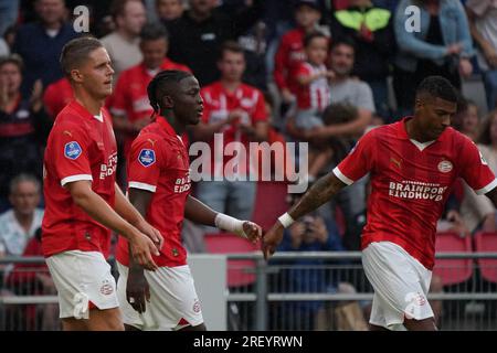 Eindhoven, Paesi Bassi. 30 luglio 2023. EINDHOVEN, PAESI BASSI - LUGLIO 30: Johan Bakayoko del PSV festeggia dopo aver segnato il primo gol con Joey Veerman del PSV, Patrick van Aanholt del PSV durante l'amichevole pre-stagionale tra PSV e Nottingham Forest FC al Philips Stadion il 30 luglio 2023 a Eindhoven, Paesi Bassi (foto di Jeroen Meuwsen/Orange Pictures) credito: Orange Pics BV/Alamy Live News Foto Stock