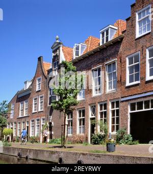 Case lungo il canale Doelengracht nel centro storico di Leida, Olanda meridionale, Paesi Bassi Foto Stock