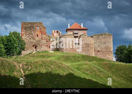 Attrazione turistica lettone - rovine del castello medievale di Bauska e resti di un palazzo successivo. Bauska, Lettonia. Foto Stock