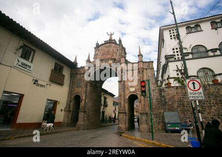 Cusco, Perù; 1 gennaio 2023: Antico arco in pietra in una strada nel centro storico di Cusco Foto Stock
