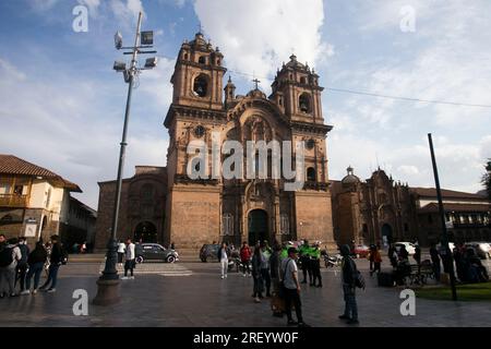 Cusco, Perù; 1 gennaio 2023: Chiesa della compagnia di Gesù. Realizzato in pietra, completato nel 1765, con uno spettacolare interno ricoperto di foglie d'oro. Foto Stock