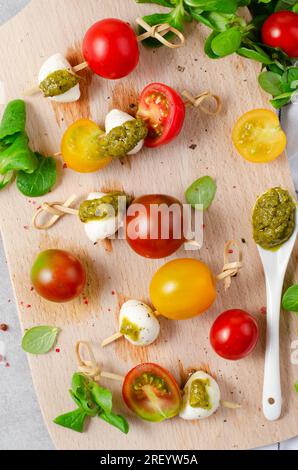 Insalata caprese italiana con pomodori, mozzarella e basilico fresco, snack Foto Stock