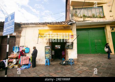 Cusco Perù, 1 gennaio 2023: La gente del posto vende frutta e verdura intorno al mercato centrale di Cusco in Perù. Foto Stock