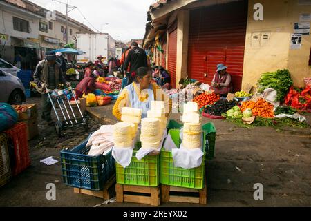 Cusco, Perù; 1 gennaio 2023: Formaggi biologici peruviani in una bancarella nella città di Cusco, Perù. Foto Stock