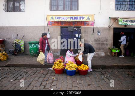 Cusco Perù, 1 gennaio 2023: La gente del posto vende frutta e verdura intorno al mercato centrale di Cusco in Perù. Foto Stock