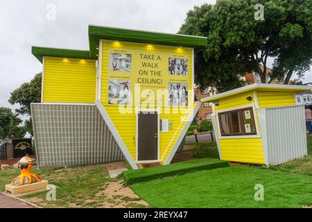 UK, Clacton 30 giugno 2023, Upside Down House Clacton-on-Sea, l'attrazione turbolenta del Regno Unito, Clacton Pier, punto di riferimento per l'edificio turistico Foto Stock