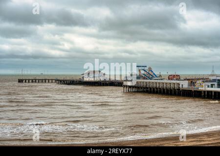 Regno Unito, Clacton 30 giugno 2023, il nuovo entusiasmante White Water Log Flume di Clacton Pier, Looping Star Roller Coaster Foto Stock