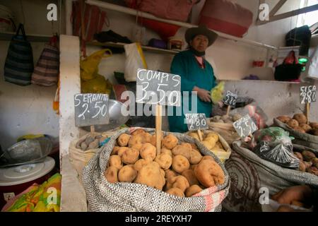 Cusco, Perù; 1 gennaio 2023: Varietà di patate peruviane nel mercato centrale della città di Cusco in Perù. Foto Stock