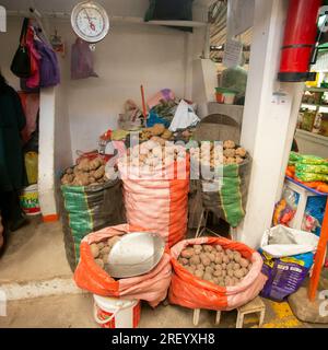 Cusco, Perù; 1 gennaio 2023: Varietà di patate peruviane nel mercato centrale della città di Cusco in Perù. Foto Stock