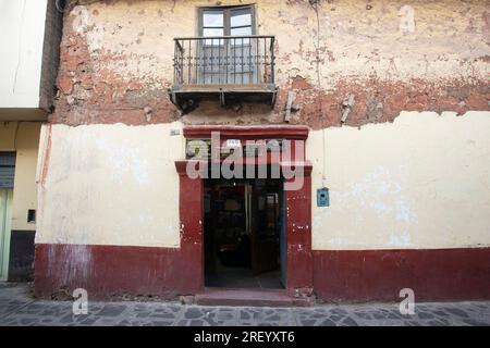 Puno, Perù 1 gennaio 2023: Strada e facciata da un edificio nella città di Puno vicino al lago Titicaca. Foto Stock