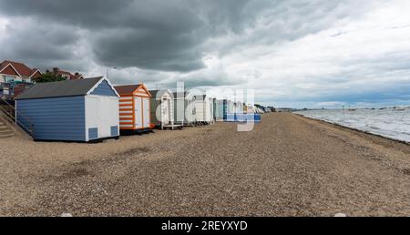 UK, Clacton 30 giugno 2023, Clacton-on-Sea, fila di graziose case sulla spiaggia dai colori pastello e multicolori vicino al mare a Clacton, Inghilterra Foto Stock