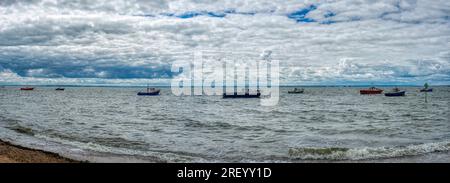 UK, Clacton 30 giugno 2023, Clacton-on-Sea, fila di avena da pesca nell'oceano, pescatore tradizionale Foto Stock