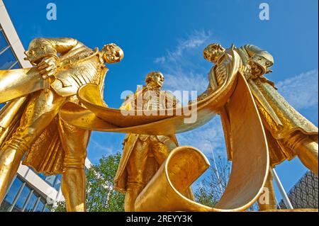 Statua dei "Golden Boys", James Watt, William Murdoch e Matthew Boulton, pionieri della rivoluzione industriale nel centro di Birmingham. Foto Stock