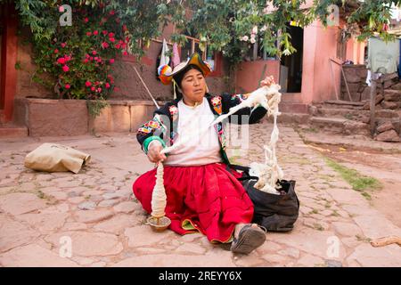 Llachon, Perù; 1 gennaio 2023: Una donna che lavora con la lana nella penisola di Llachon sul lago Titicaca. Foto Stock