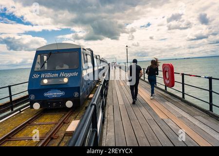 UK, Clacton, 30 giugno 2023, Southhend train , Sir William, Locomotiva Heygate nella stazione, gente che passa nella stazione vicino all'oceano Foto Stock