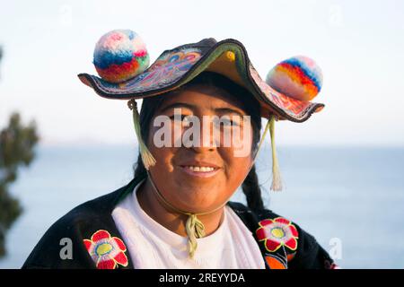 Llachon, Perù; 1 gennaio 2023: Abitanti locali della provincia della penisola di Llachon sul lago Titicaca con i loro abiti tradizionali. Foto Stock