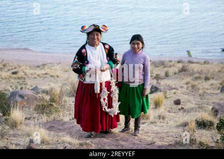 Llachon, Perù; 1 gennaio 2023: Abitanti locali della provincia della penisola di Llachon sul lago Titicaca con i loro abiti tradizionali. Foto Stock