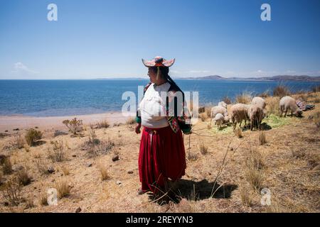 Llachon, Perù; 1 gennaio 2023: Abitanti locali della provincia della penisola di Llachon sul lago Titicaca con i loro abiti tradizionali. Foto Stock