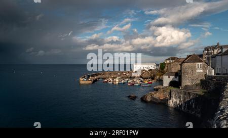 COVERACK, CORNOVAGLIA, REGNO UNITO - 4 LUGLIO 2023. Vista panoramica delle tradizionali barche da pesca della Cornovaglia ormeggiate nel porto di marea del pittoresco villaggio di pescatori Foto Stock