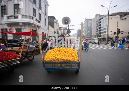 Lima, Perù; 1 gennaio 2023: Uomo che vende pesche nelle strade della città di Lima in Perù. Foto Stock