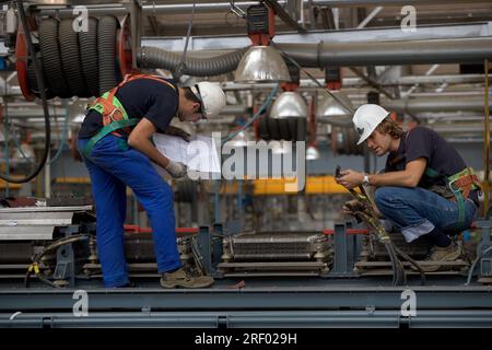 Trenitalia, deposito di ingegneria pesante a Torino, dove vengono manutenuti e riparati i rotabili, Trenitalia, il sistema ferroviario nazionale italiano, 2005 Foto Stock