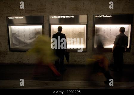I passeggeri che effettuano il check-in all'arrivo e alla partenza presso la stazione ferroviaria di Milano. Foto Stock