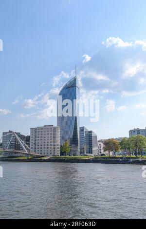 Liegi. Vallonia - Belgio 24-04-2022. Un edificio a forma di vela nella città di Liegi. Una vista dall'argine Foto Stock