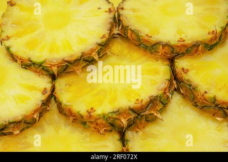 Fette gialle succose di ananas come sfondo. Vista dall'alto. Foto Stock