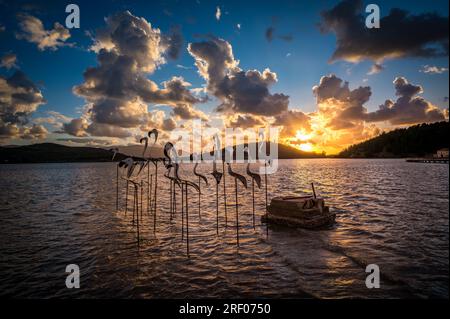 Sculture di fenicotteri nell'area di Zvernec e monastero su un'isola nella laguna di Narta vicino a Valona, ALBANIA Foto Stock