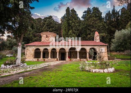 Zvernec Monastero della Dormizione di Theotokos Maria, monumento nella laguna di Narta, Valona, Albania Foto Stock