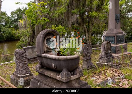 Famosa tomba del bambino nella culla, Historic Magnolia Cemetery, Charleston, South Carolina Foto Stock