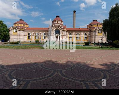 Esterno del Museo di storia regionale situato all'interno delle terme minerali centrali, utilizzate come terme pubbliche della città fino al 1986. Sofia, Bulgaria, 30 luglio 2023 Foto Stock