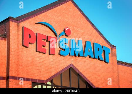 Springfield, Missouri - 1° novembre 2019: PetSmart Inc. Una catena di negozi americana impegnata nella vendita di prodotti speciali per animali domestici e piccoli animali domestici. Foto Stock