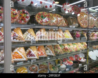 Kappabashi dori è conosciuta come "strada della cucina", con molti negozi di forniture che servono il commercio di ristoranti, tra cui modelli di plastica di cibo per i menu. Foto Stock