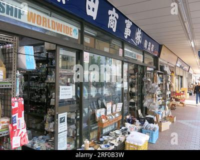 Kappabashi Dori o "Kitchen Street" è il quartiere dello shopping specializzato di Tokyo per la fornitura di pentole e stoviglie per il commercio di ristoranti. Foto Stock