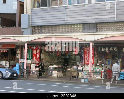 Kappabashi Dori o "Kitchen Street" è il quartiere dello shopping specializzato di Tokyo per la fornitura di pentole e stoviglie per il commercio di ristoranti. Foto Stock
