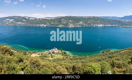 Vista panoramica del Lac du Bourget dal Belvédère d'Ontex (Ontex belvedere) sulle alture dell'Abbazia di Hautecombe nel dipartimento della Savoia, sou Foto Stock