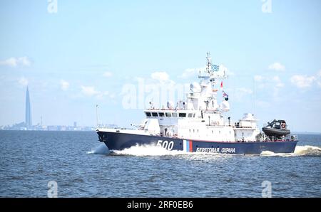 San Pietroburgo, Russia. 30 luglio 2023. Il motoscafo di pattuglia veloce della classe Sokzhoy della Guardia di frontiera russa dell'FSB naviga durante la parata del giorno della Marina russa nel Golfo di Finlandia, il 30 luglio 2023 a St. Pietroburgo, Russia. Credito: Alexander Kazakov/Cremlino Pool/Alamy Live News Foto Stock