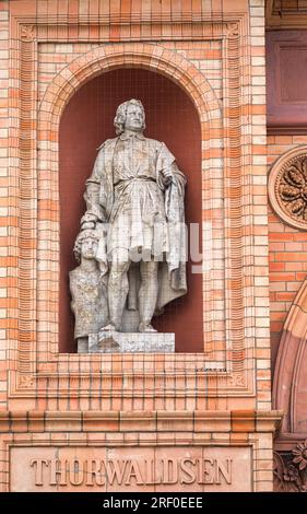 Scultura di Bertel Thorvaldsen o Thorwaldsen uno scultore danese islandese sulla facciata del museo d'arte Kunsthalle di Amburgo, Amburgo, Germania Foto Stock