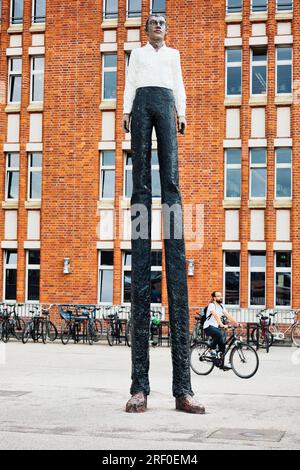 Scultura in bronzo "Man" di Stephan Balkenhol all'esterno della Biblioteca centrale di Amburgo, Arno-Scmidt Platz, Amburgo, Germania Foto Stock