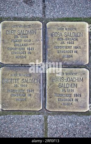 Amburgo, Germania. Targhe di ottone (stolperstein) alla famiglia ebraica deportata a Minsk, assassinata nel ghetto di Amburgo, un ghetto speciale per gli ebrei provenienti da ovest Foto Stock