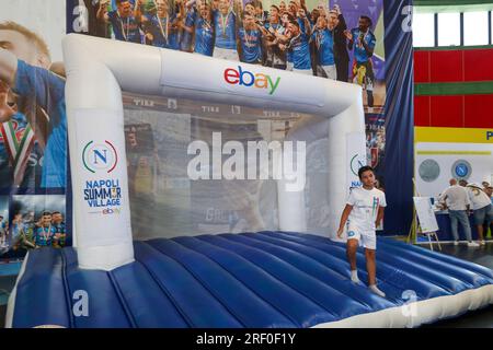 29 luglio 2023, Castel di Sangro, abruzzo, ITALIA: 29/07/2023 Castel di Sangro (Aq), Stadio Teofilo Patini, i tifosi di InNapoli sono arrivati in massa per seguire il training camp di Napoli Abruzzo.l'immagine: (Credito immagine: © Fabio Sasso/ZUMA Press Wire) SOLO USO EDITORIALE! Non per USO commerciale! Foto Stock